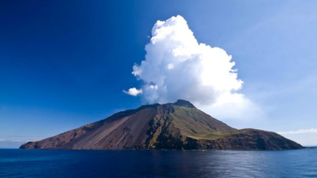 ERUZIONE STROMBOLI Esplosioni e terrore tra i turisti