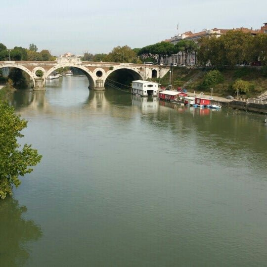 Donna si butta dal Ponte Nenni: carabiniere cerca di salvarla