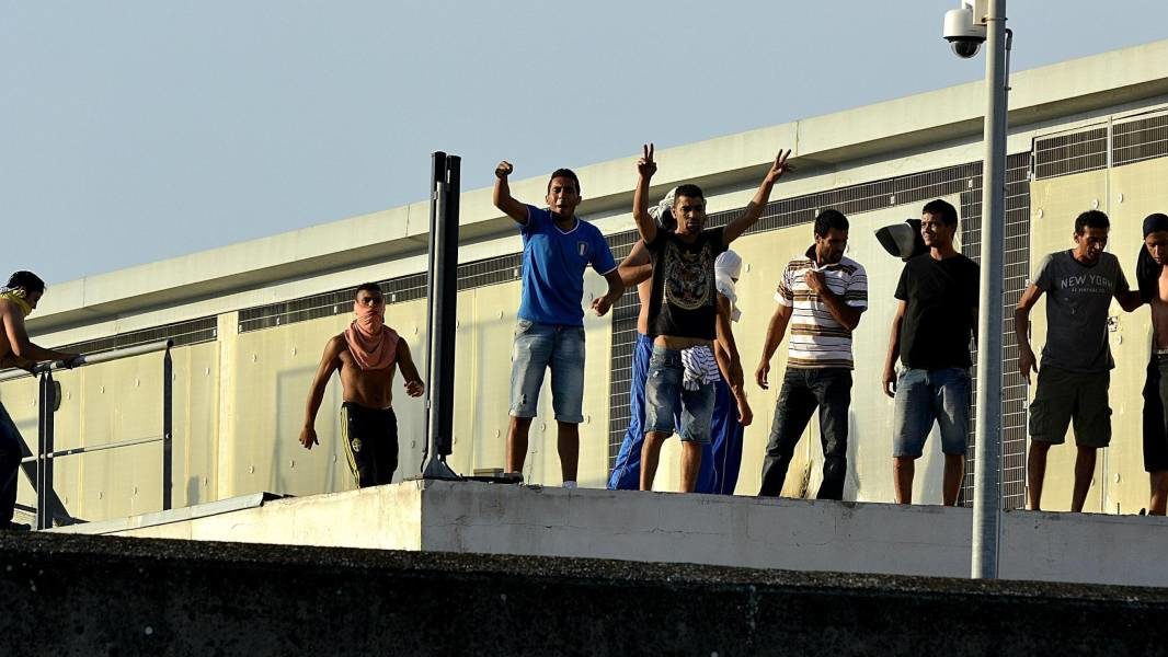 Migranti – Protesta al Cpr di Ponte Galeria, a fuoco materassi