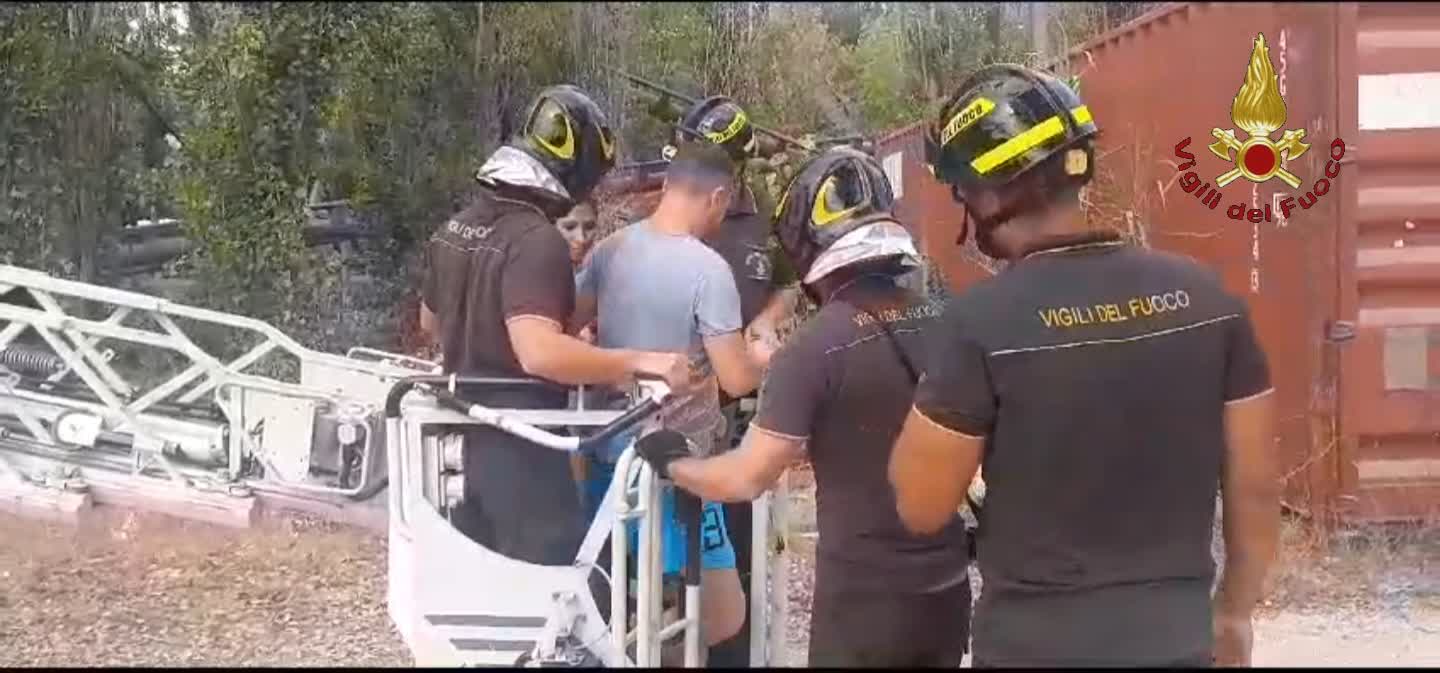 Panico allo Zoo Marine. 6 persone intrappolate sulle montagne russe. (FOTO)