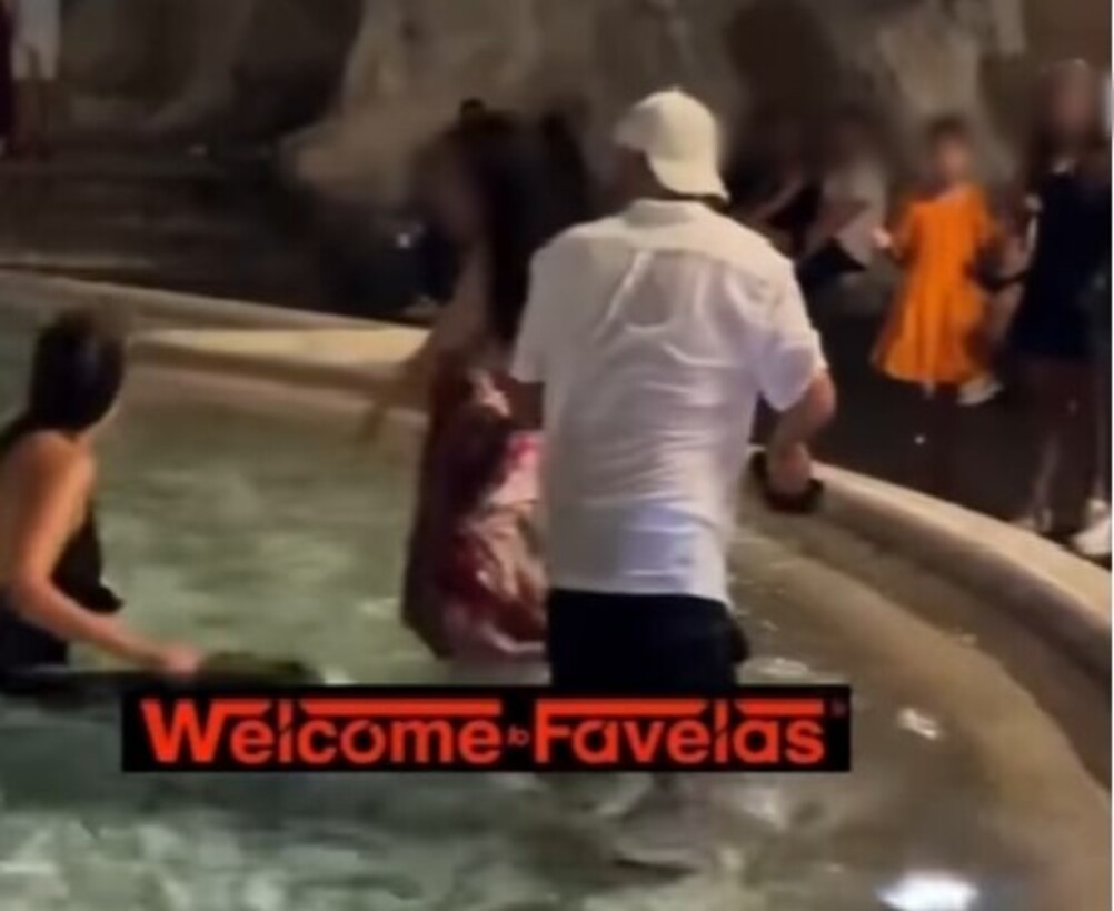 Bagno Fontana di Trevi, stangate due turiste australiane (VIDEO)