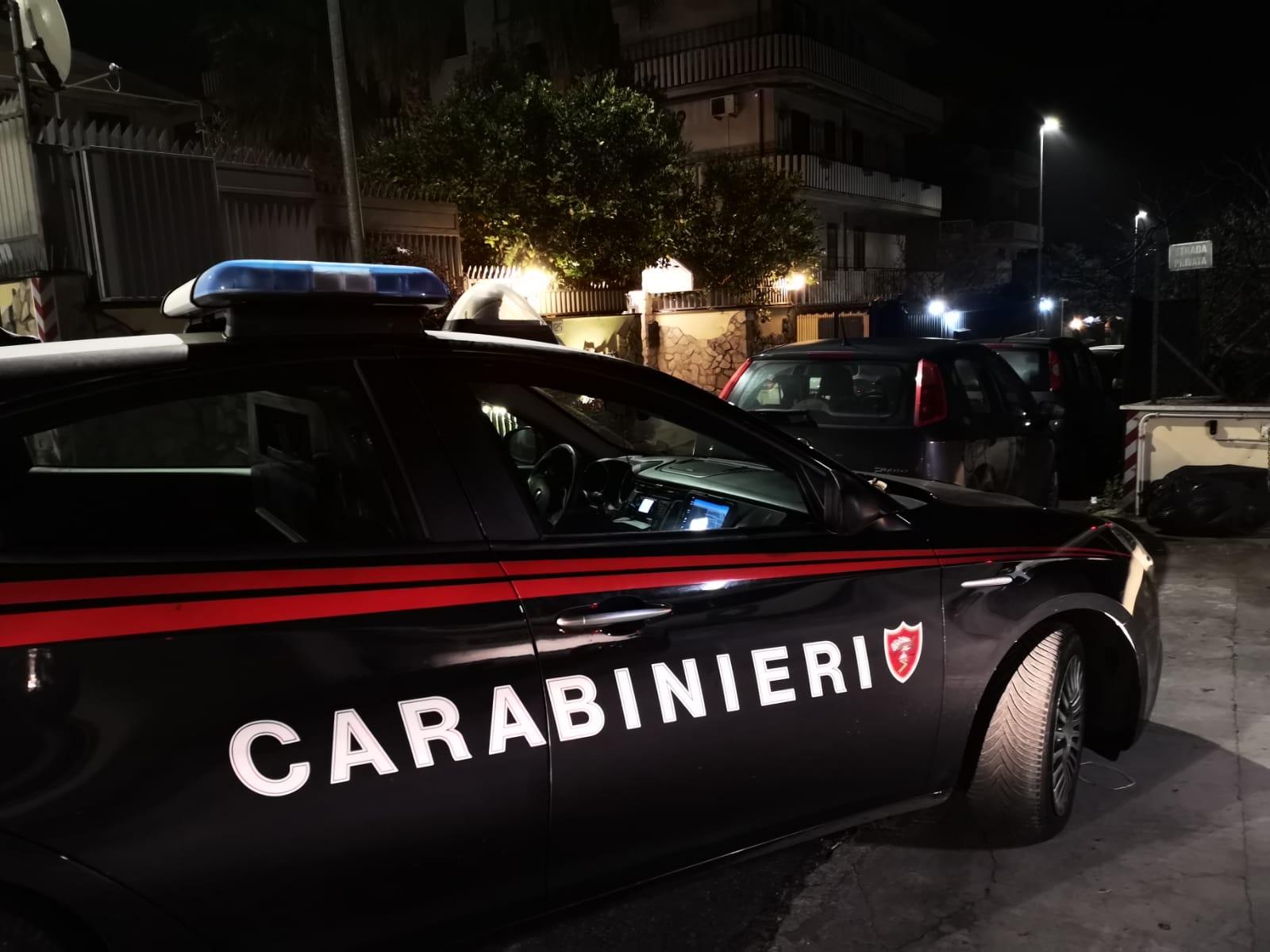 Cronaca Roma | I Carabinieri arrestano in flagranza due ladri con 4 collane di perle, ma la decisione del giudice lascia senza parole