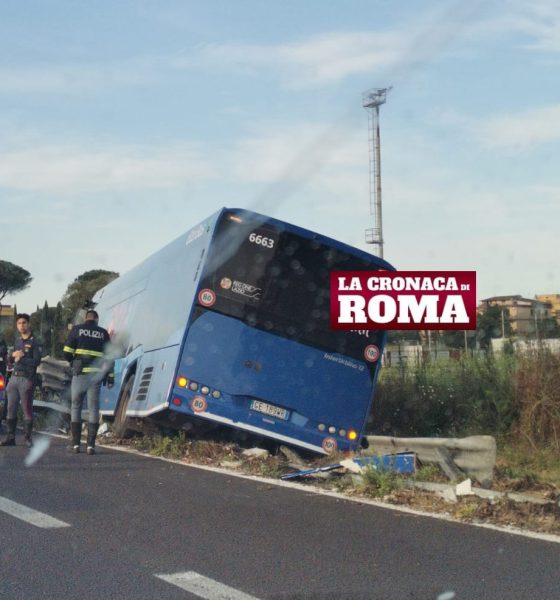 Roma, Autobus del Cotral esce fuori strada sul Raccordo Anulare