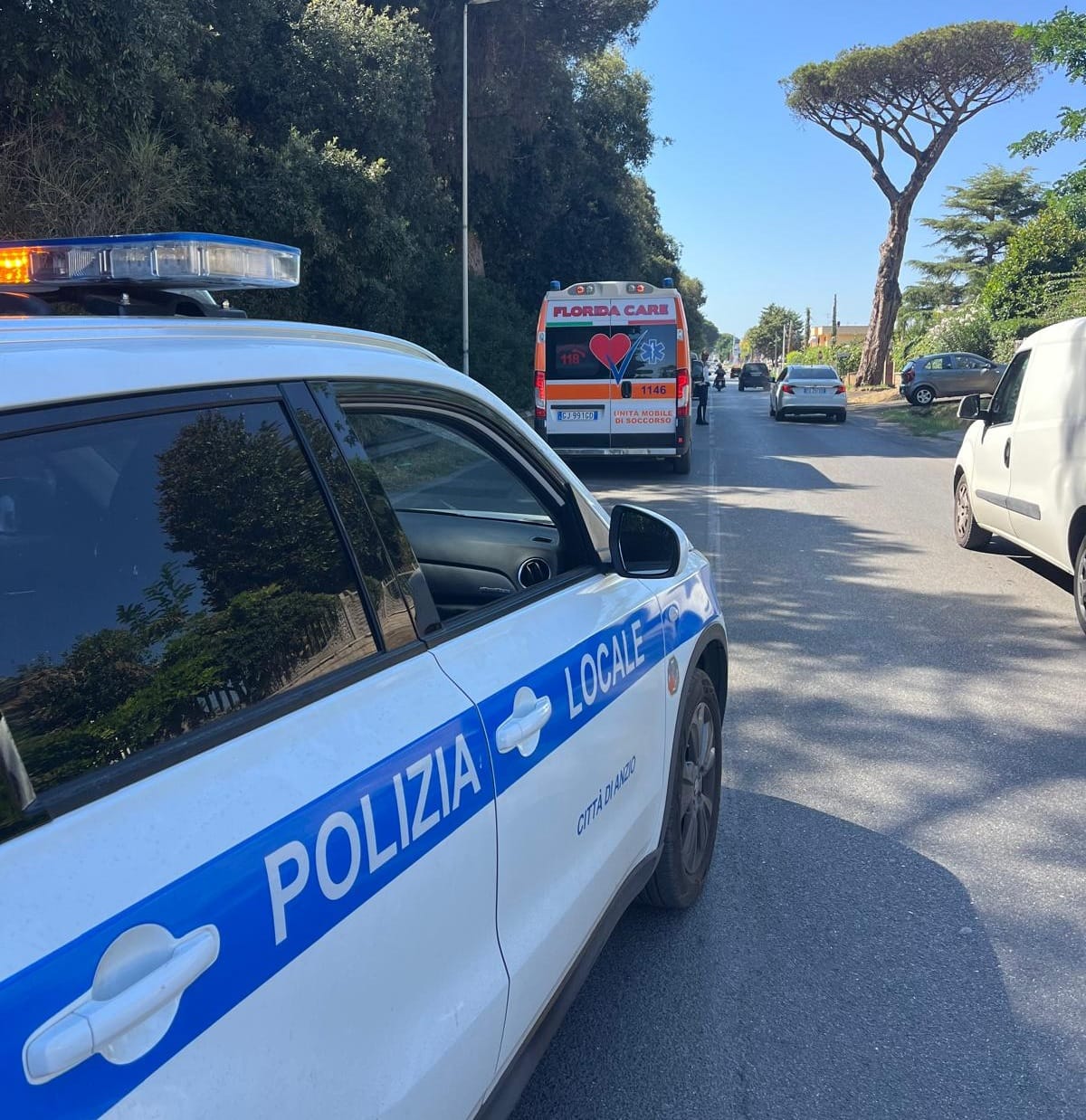 Anzio, investe una ciclista e si dà alla fuga