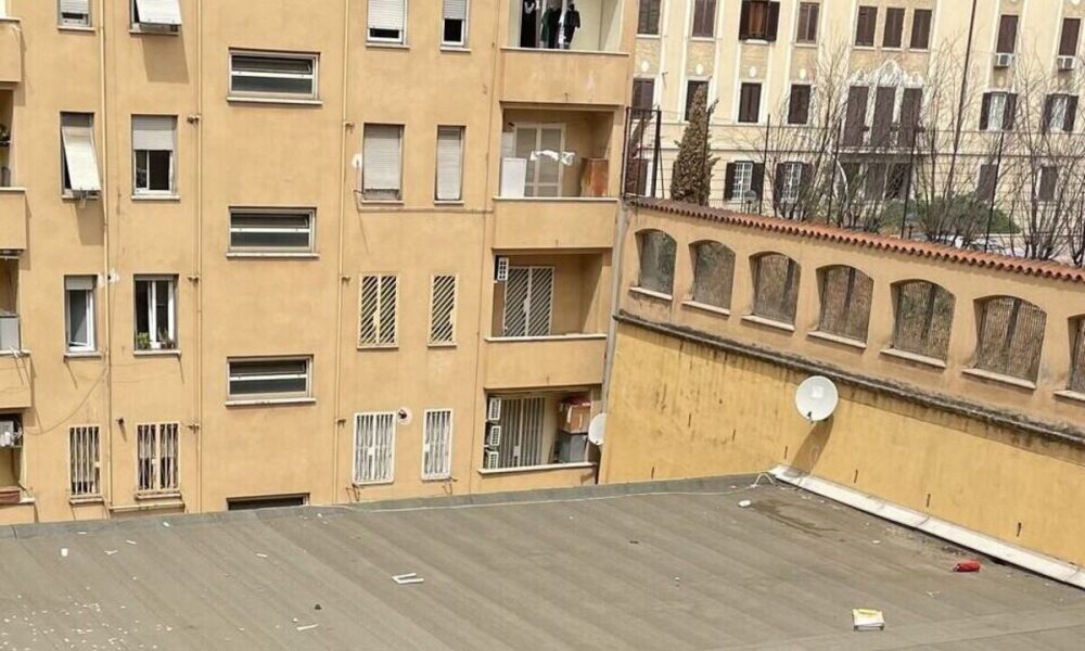 Roma, Dai piani alti gettano un estintore. Paura e preoccupazione dei residenti