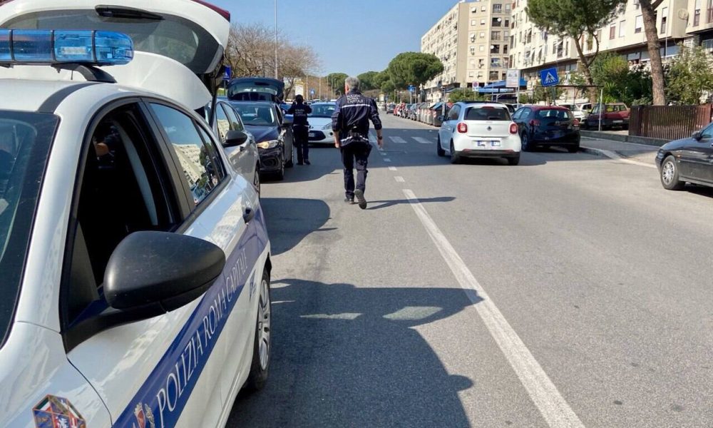 Tor Bella Monaca, 17enne sperona auto della Polizia Locale di Roma Capitale